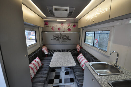 Mercedes Sprinter camperbus met XXL bed - Afbeelding 5