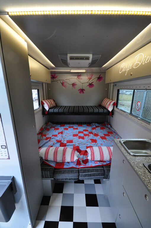 Mercedes Sprinter camperbus met XXL bed - Afbeelding 4